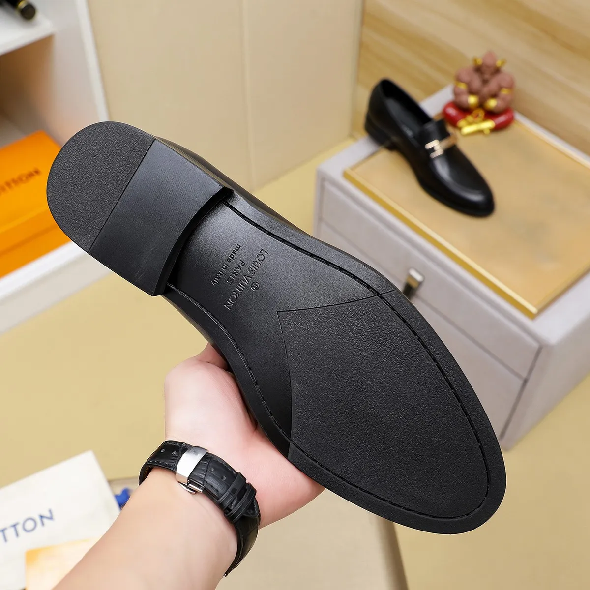 Men's Men's Shoes 💰420 💰[Louis Vuitton] LV high-end business formal leather shoes! ! Luxurious and elegant style, equal emphasis on practicality and style, professional focus on details and quality, counter original 1⃣️: 1⃣️ super accurate reproduction👍🏻! Material: The upper is made of imported original soft 🐂cowhide ➕imported first-layer sheepskin lining. Original anti-slip and wear-resistant outsole! Code number: 39--45, (38.46 custom-made) Large quantities in stock!